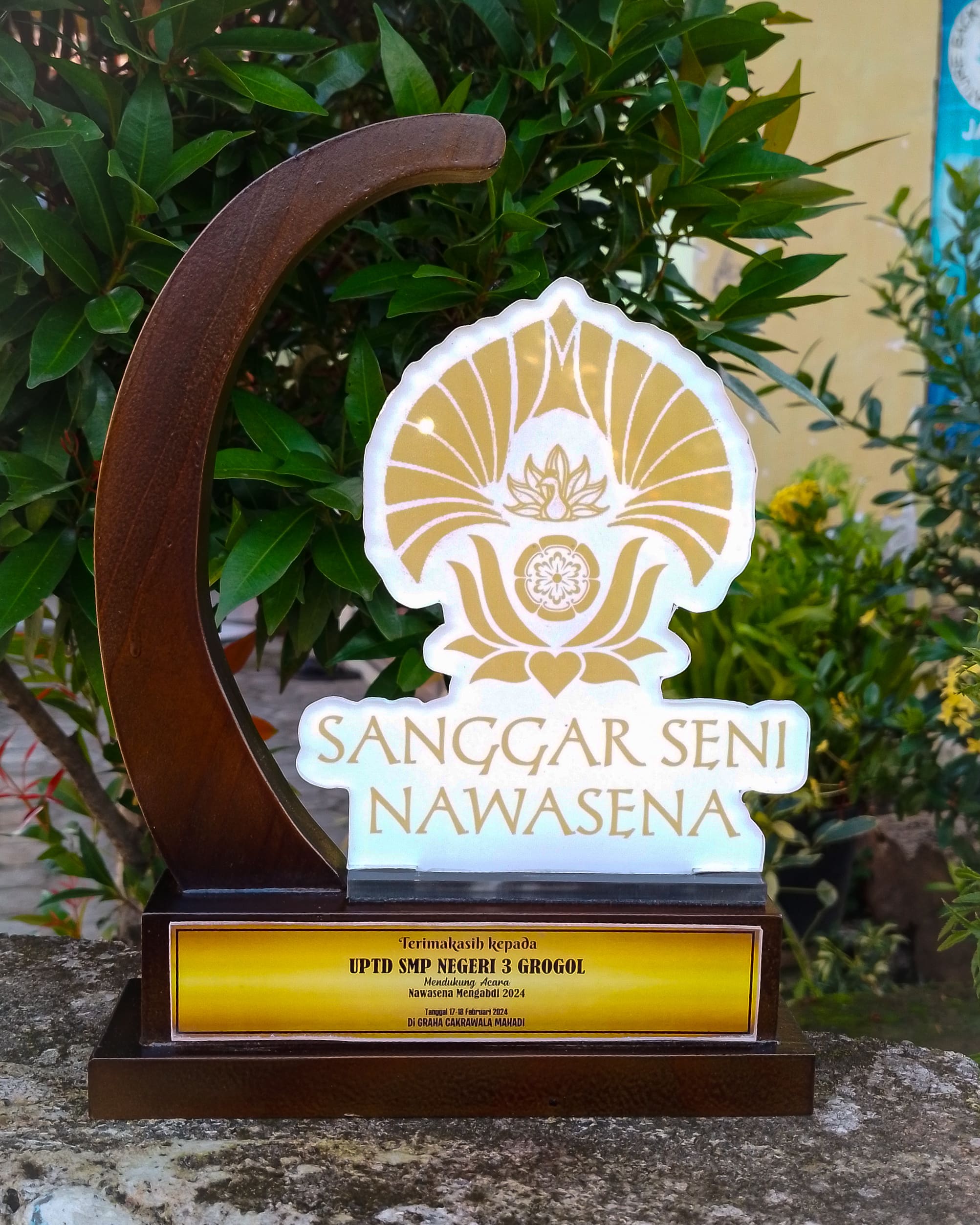 PLAKAT AKRILIK DENGAN LENGKUNGAN KAYU