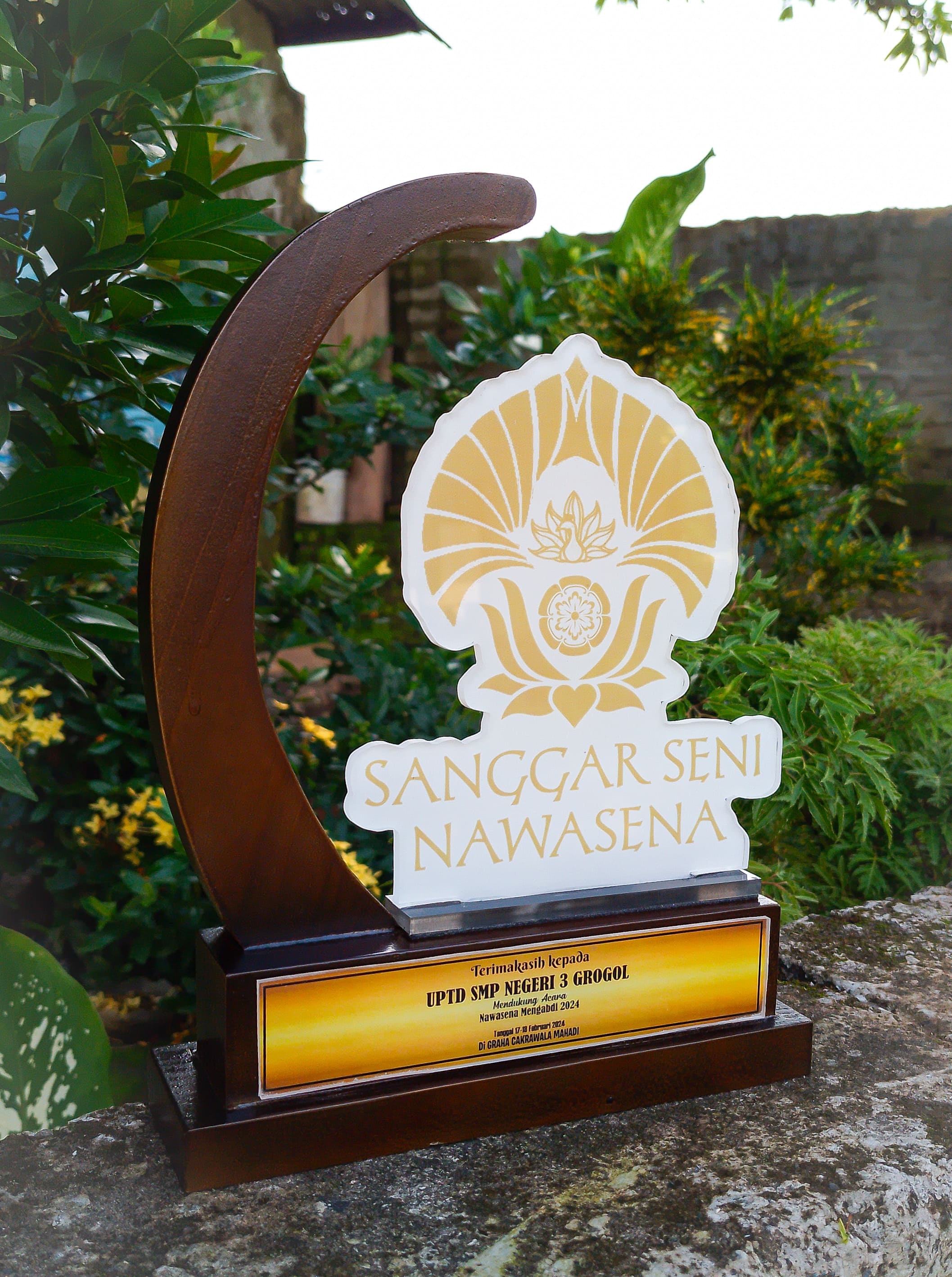 PLAKAT AKRILIK DENGAN LENGKUNGAN KAYU