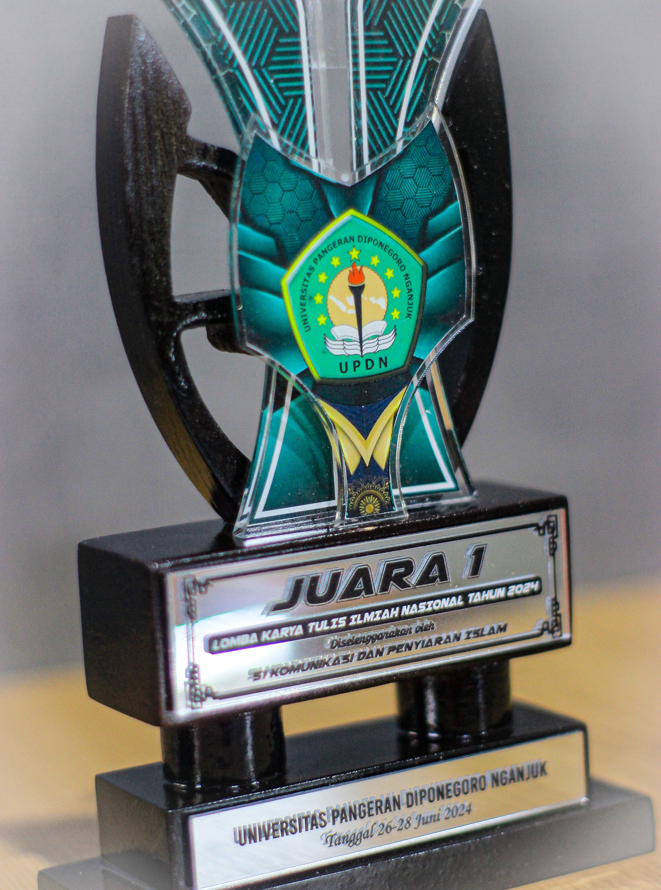Trophy Custom Akrilik Style GreenGeometric 