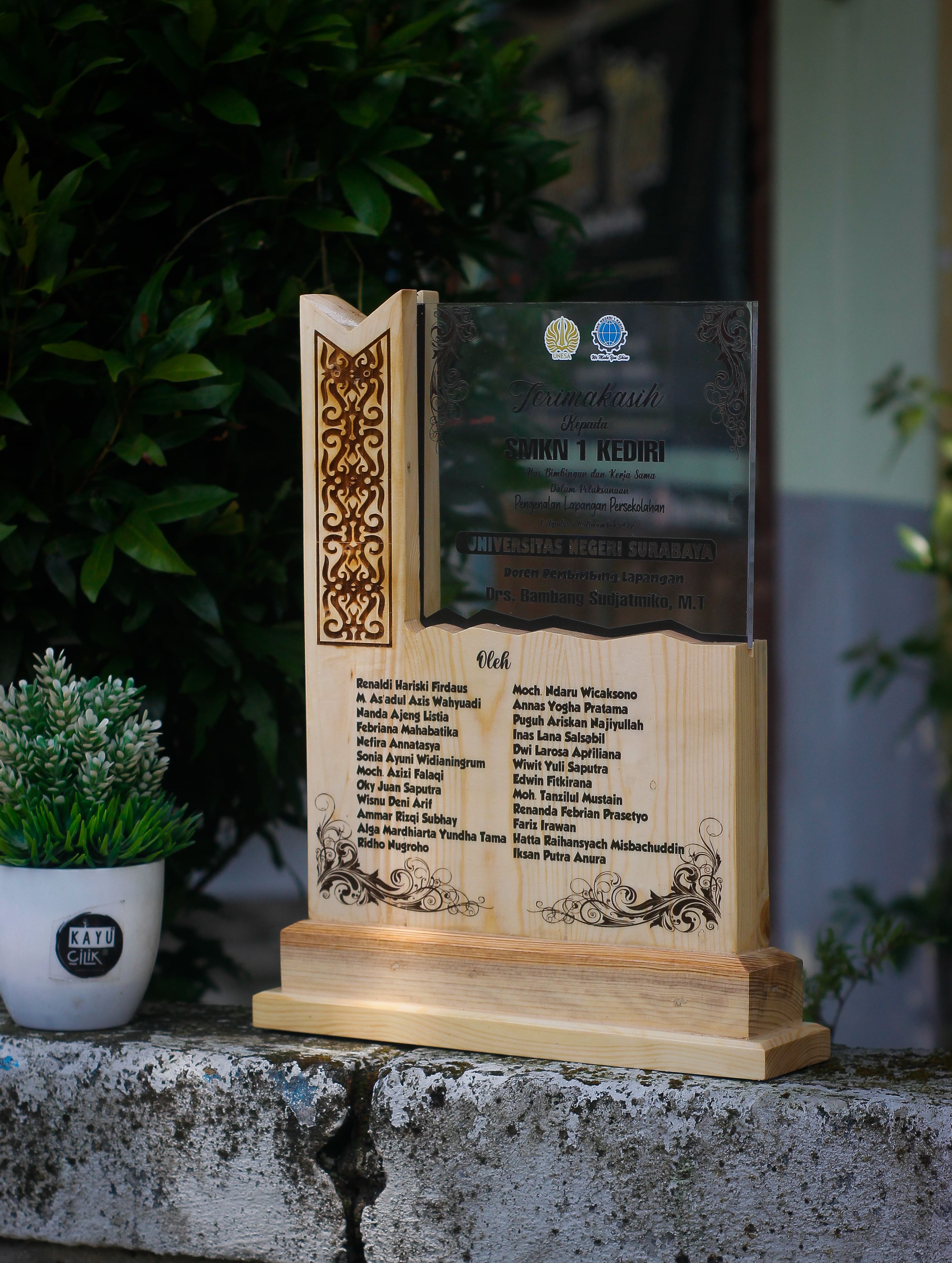 PLAKAT DENGAN KOMBINASI AKRILIK DAN ENGRAVE LASER